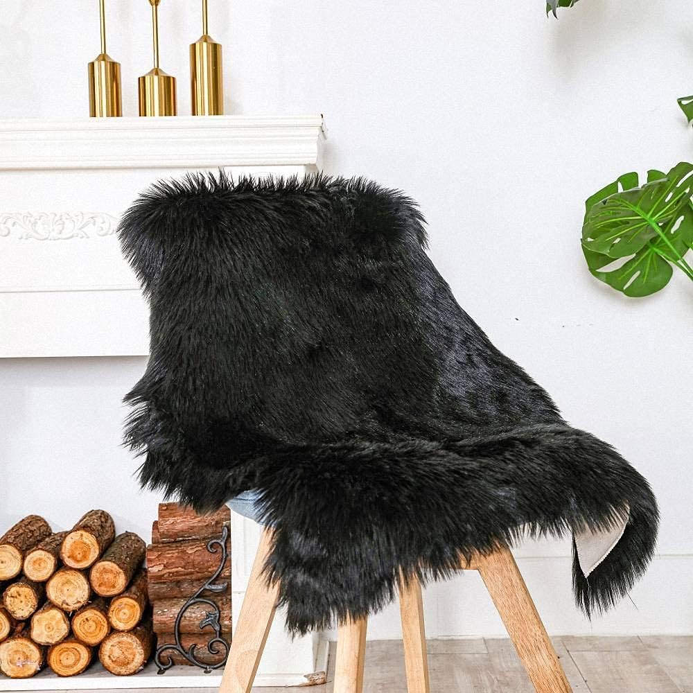 JXLOULAN Fluffy Sheepskin Black Rug 60 x 90 cm Faux Fur Area Rugs for Bedroom Decor Rugs Living Room Chair Sofa