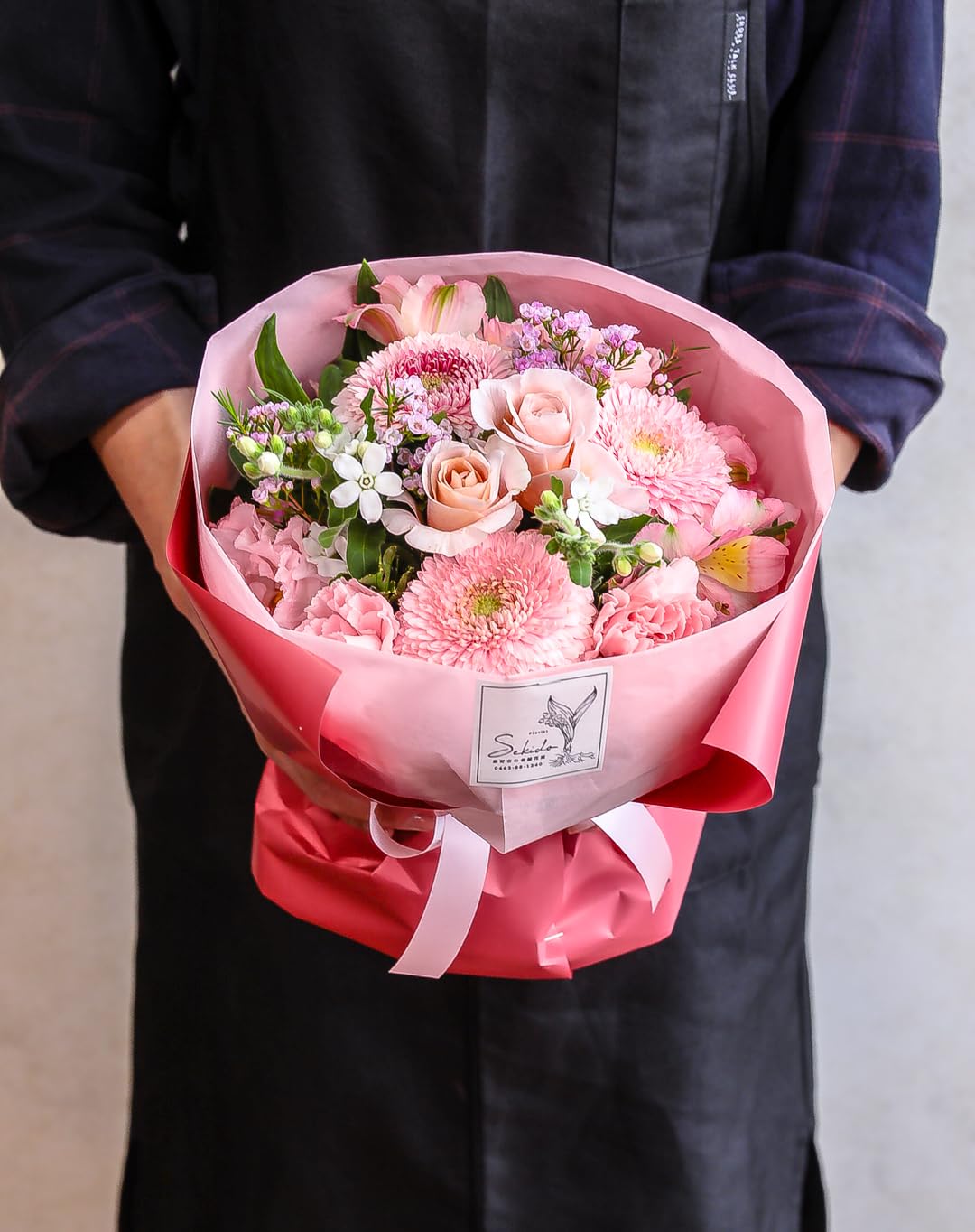 花束 生花 ブーケ Mサイズ ピンク 花 フラワー 誕生日 母の日 プレゼント ギフト ラッピングしてお届け 結婚記念日 お祝い 父の日 秦野市の花屋 フローリストせきど 総理大臣賞受賞デザイナー監修商品画像