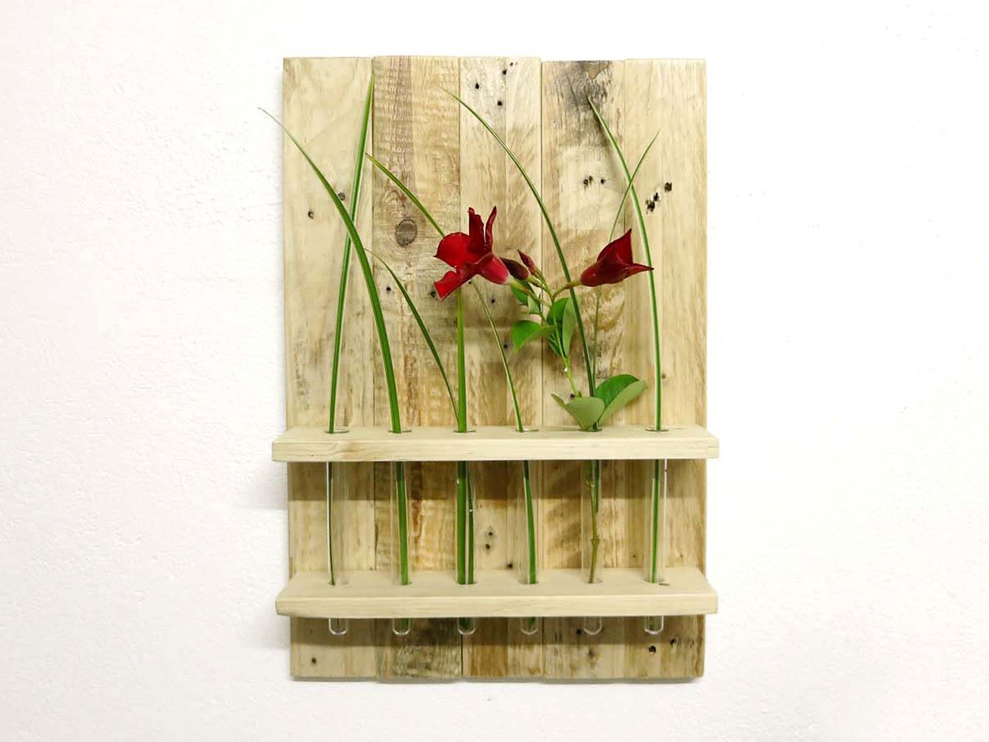 Blumenregal by Kellerherz, Palettenmöbel Wandregal Blumen Reagenzgläser