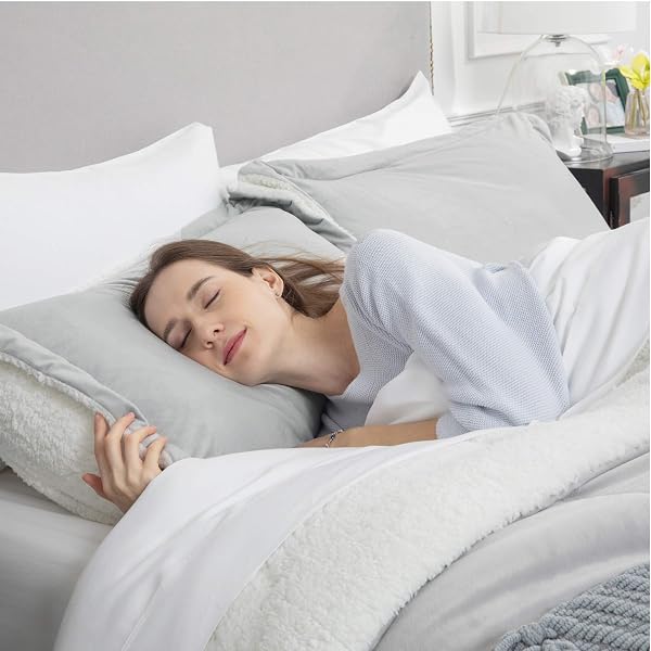 BEDSURE LUXURIOUS MICROMINK SHERPA LIGHT GREY QUEEN COMFORTER SET 3 PIECES – (1 COMFORTER 88X88 AND 2 PILLOWSHAMS), REVERSIBLE DOWN ALTERNATIVE COMFORTER, MACHINE WASHABLE