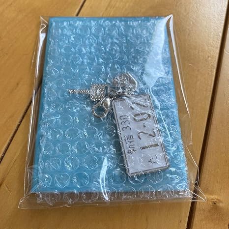 Amazon サマンサタバサ プチチョイス 名探偵コナン 赤井 秀一 ファスナーチャーム ナンバープレート コラボ 劇場版 緋色の弾丸 アイドル 芸能人グッズ 通販