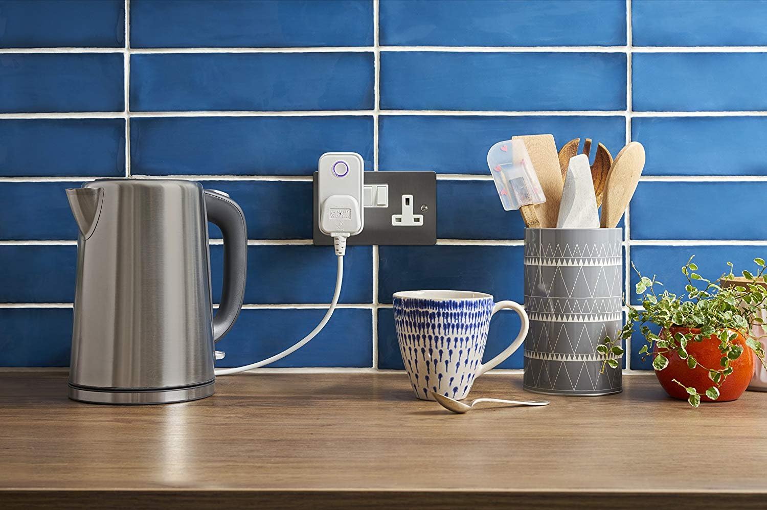 Hive Active Smart Plug + Hive Lights Dimmable B22 Smart Bulb