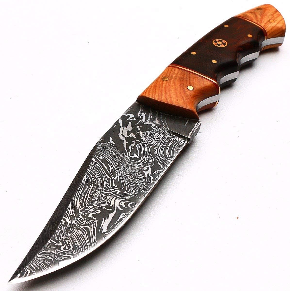 coltello bushcraft con foderi in pelle