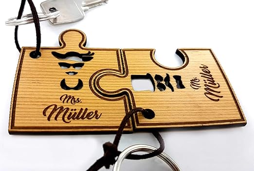 Schlüsselanhänger aus Zeder Puzzle 2er-Set Mr. & Mrs. Wunschname mit individueller Gravur/Beschriftung z.B. Mr. Müller + Mrs.