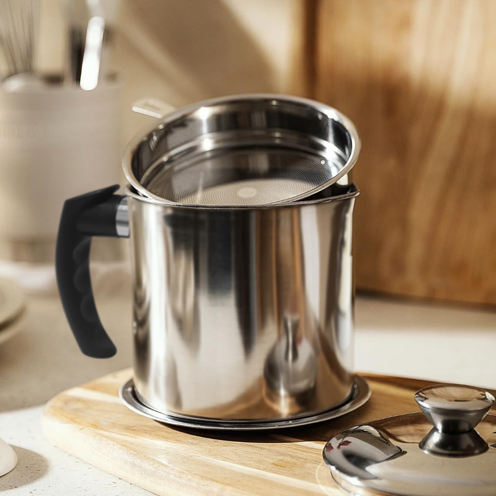 Bacon Grease Container With Strainer,1.3L(46 fl. oz.) Kitchen Stainless Steel Oil Container Can with Strainer and Anti-slip coaster tray for Store Meat Frying Oil and Cooking Grease Storage