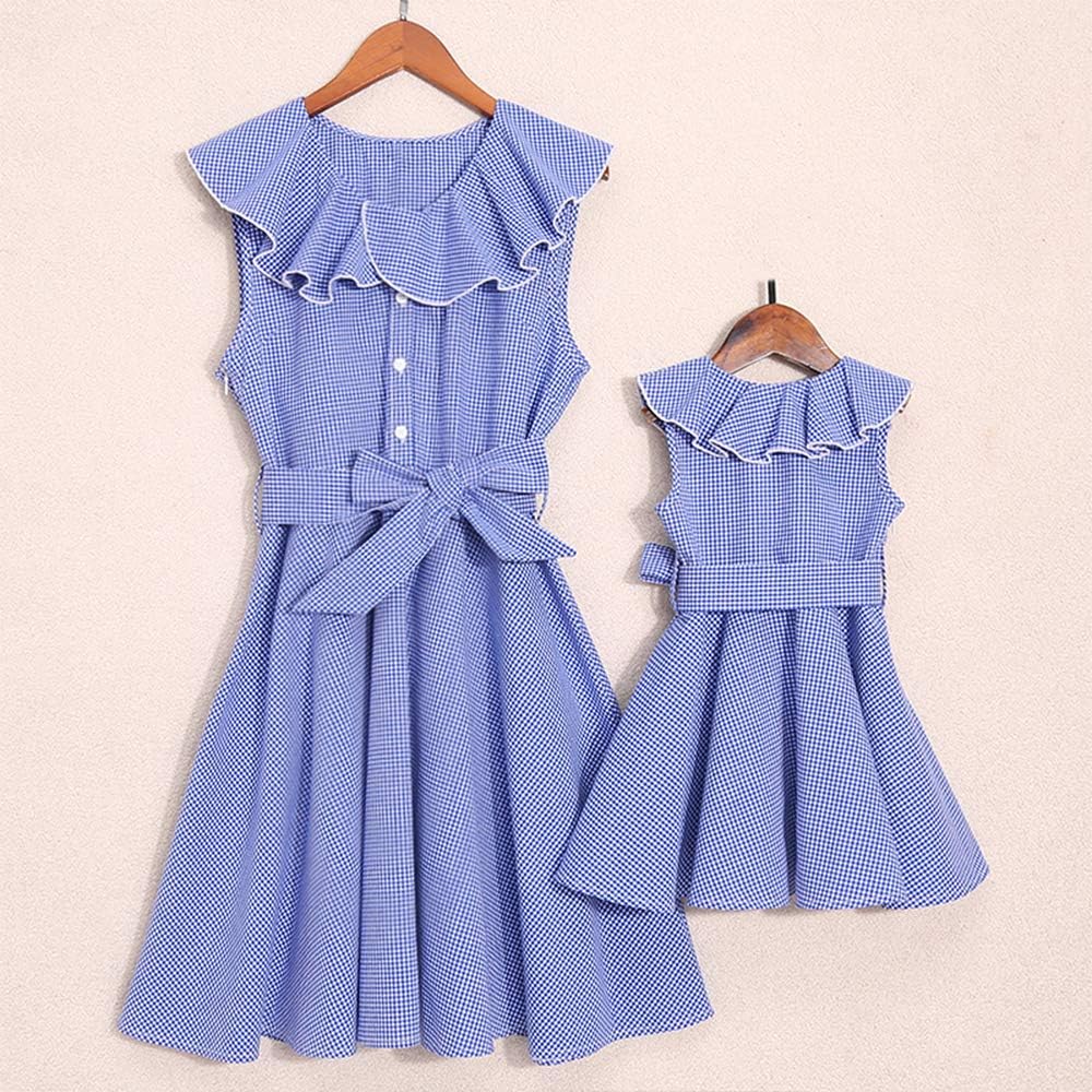 mom and girl matching clothes