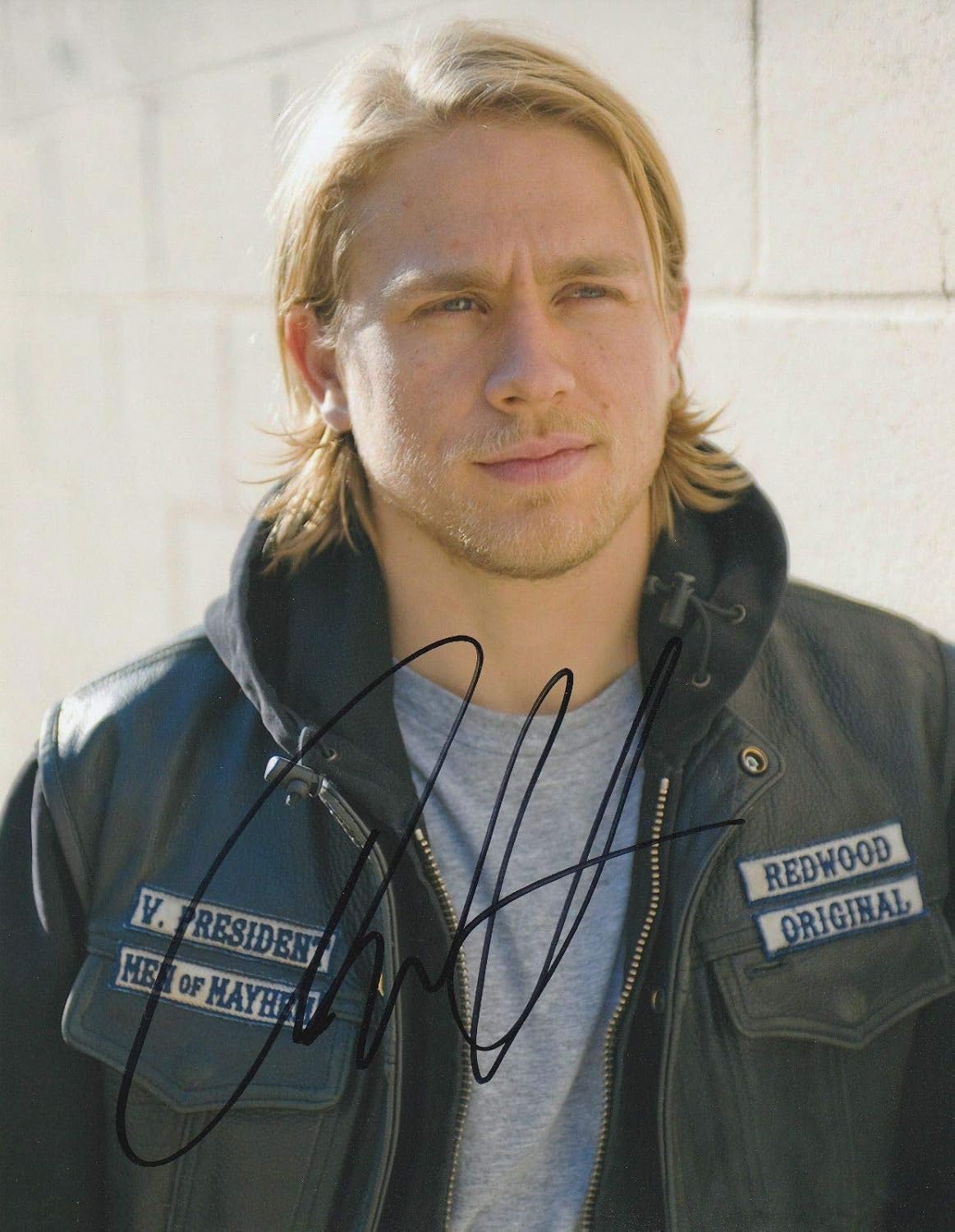 Photographs - Photo Charlie Hunnam Autograph Signed 8 x 10