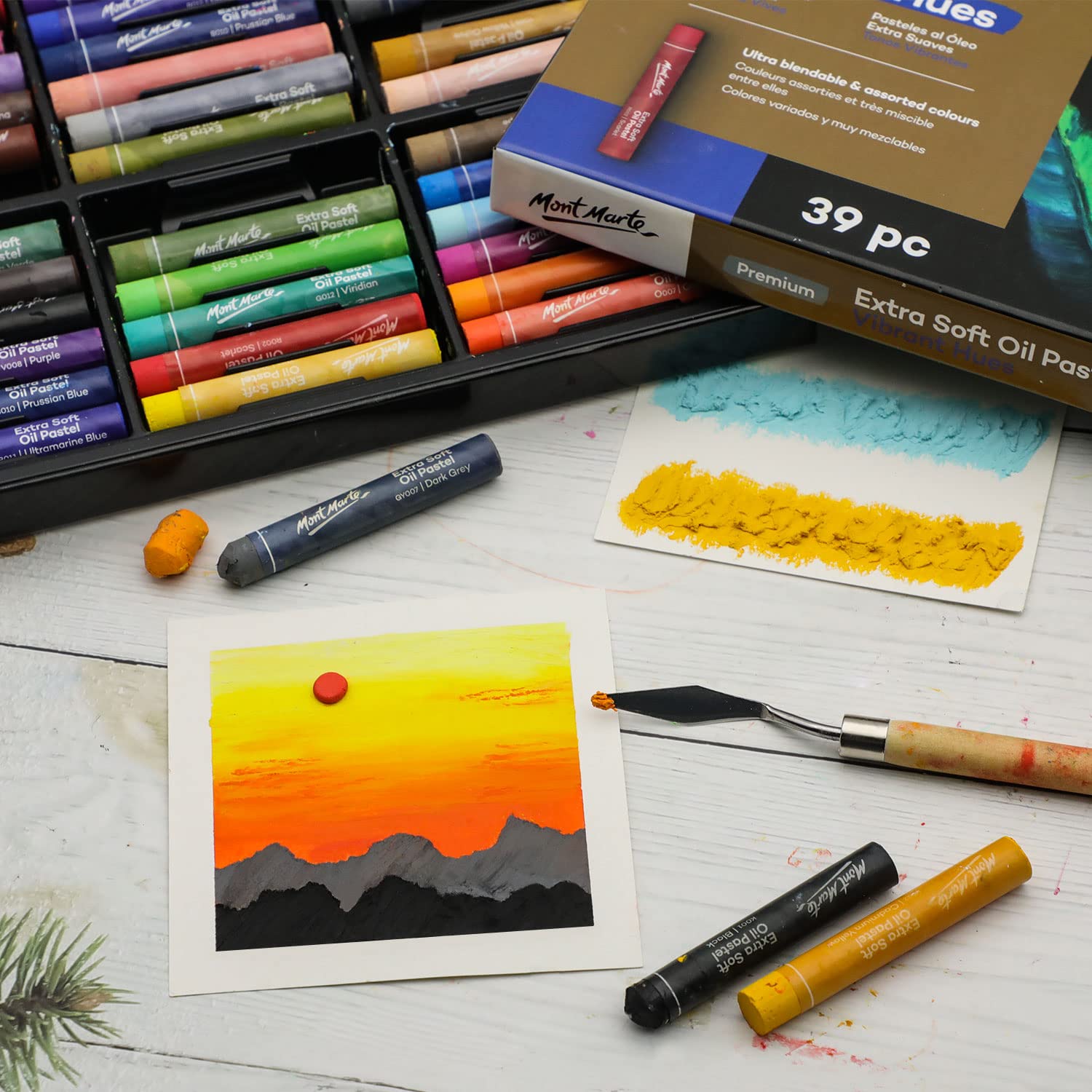 Mont Marte Oil Pastel Chalk Set, 39 Pieces, Vibrant Colours, Extra Soft Oil Pastels, Intense Colours, High Pigmentation