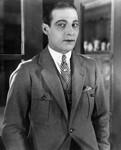 Amazon ルドルフバレンティーノn 15 1926 アメリカ イタリア ブラウン 映画俳優ポスタープリント 18 X 24 アートフレーム ポスター オンライン通販