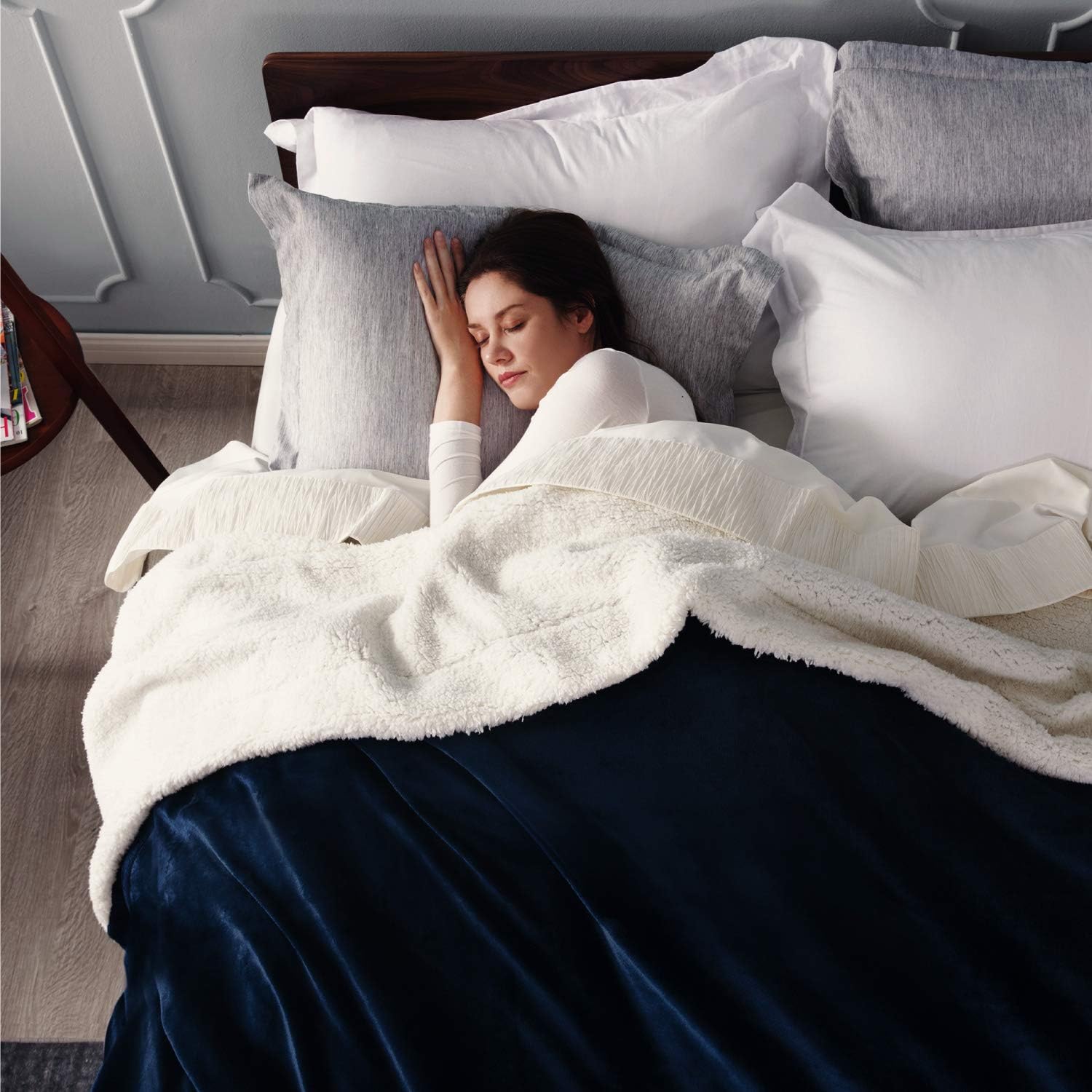 Bedsure Sherpa Fleece Blanket Queen Size Navy Blue Plush Blanket Fuzzy Soft Blanket Microfiber: Home & Kitchen