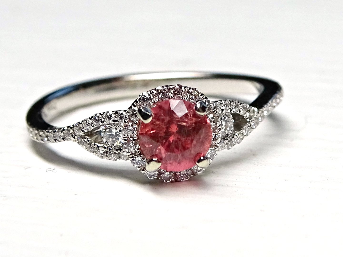 Resultado de imagen para padparadscha sapphire engagement rings