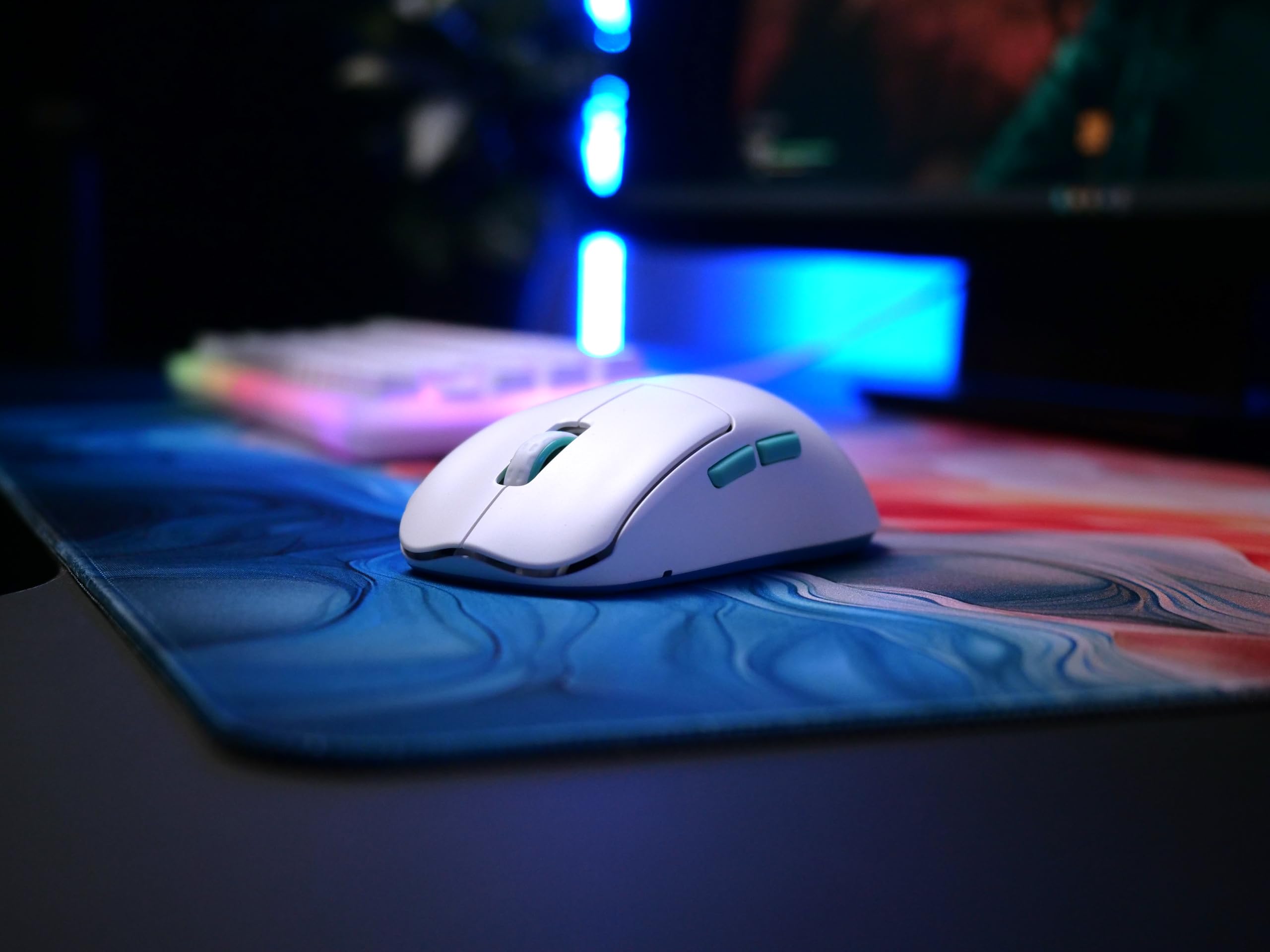 CHERRY XTRFY M68 Wireless, Ultraleichte Kabellose Gaming-Maus, 2,4 GHz Funk, Optimiert für esports, Symmetrische Form mit Besonders Niedriger Front, Weiß 2