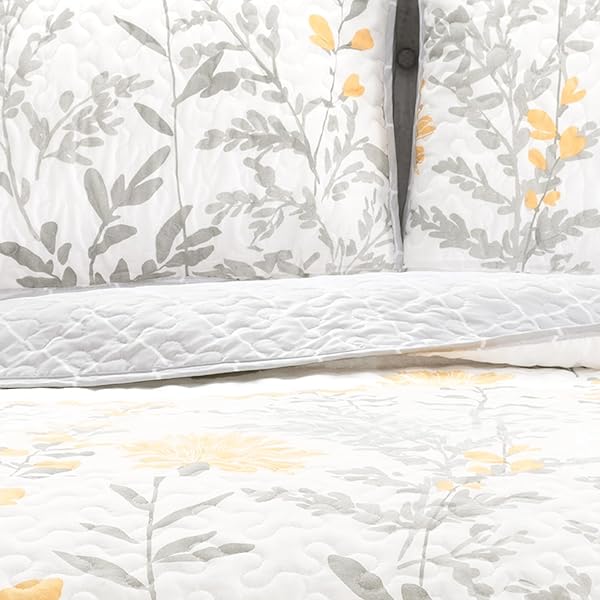 LUSH DECOR APRILE REVERSIBLE FLORAL QUILT QUEEN SIZE 3 PIECE SET FULL/QUEEN, YELLOW & GRAY – BEDDING SET – FLORAL QUILT – COTTAGE BEDROOM DÉCOR
