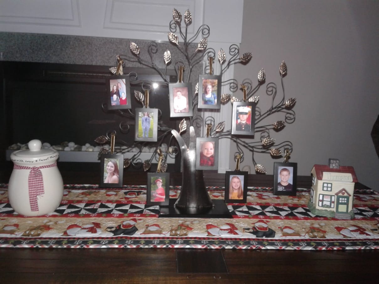 10/mo Finance Klikel Family Tree Picture Frame Display with 10