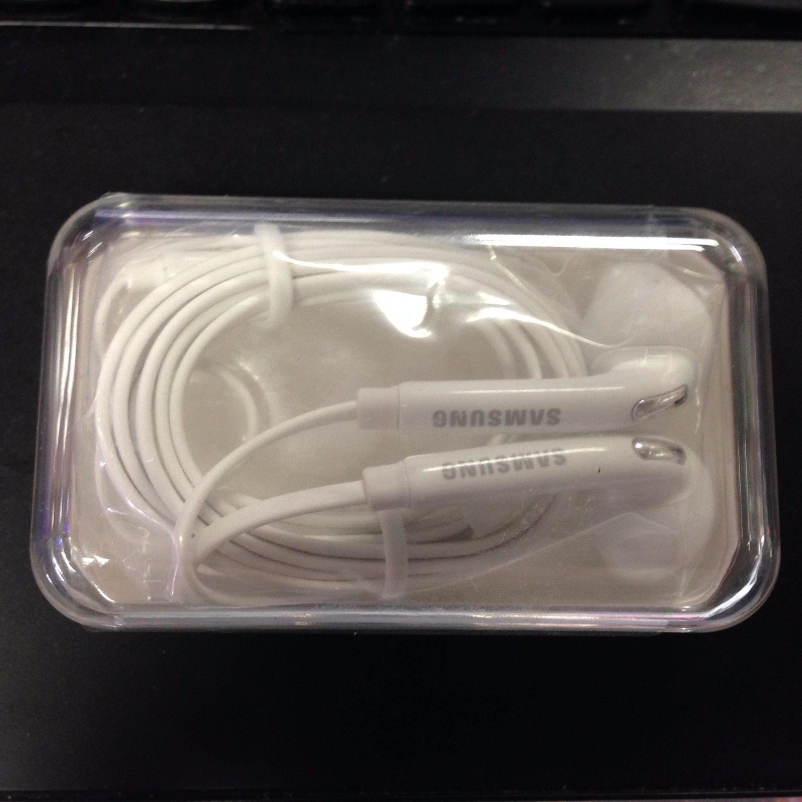 Photo 1 of Samsung OEM Wired 3.5mm Headset with Universal compatibility EO-EG920LW (Jewel Case w/ Extra Eargels)