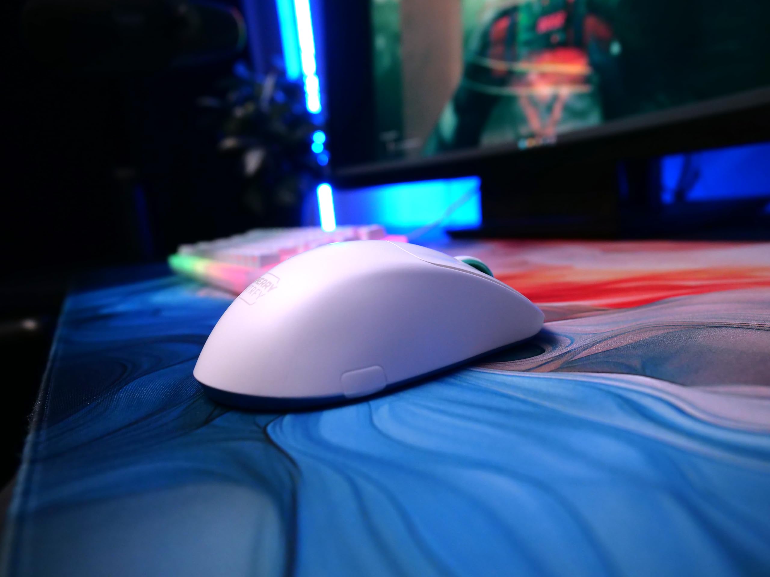 CHERRY XTRFY M64 Wireless, Ultraleichte Kabellose Gaming-Maus, 2,4 GHz Funk, Optimiert für esports, Ergonomische Form mit Besonders Niedriger Front, Weiß 6