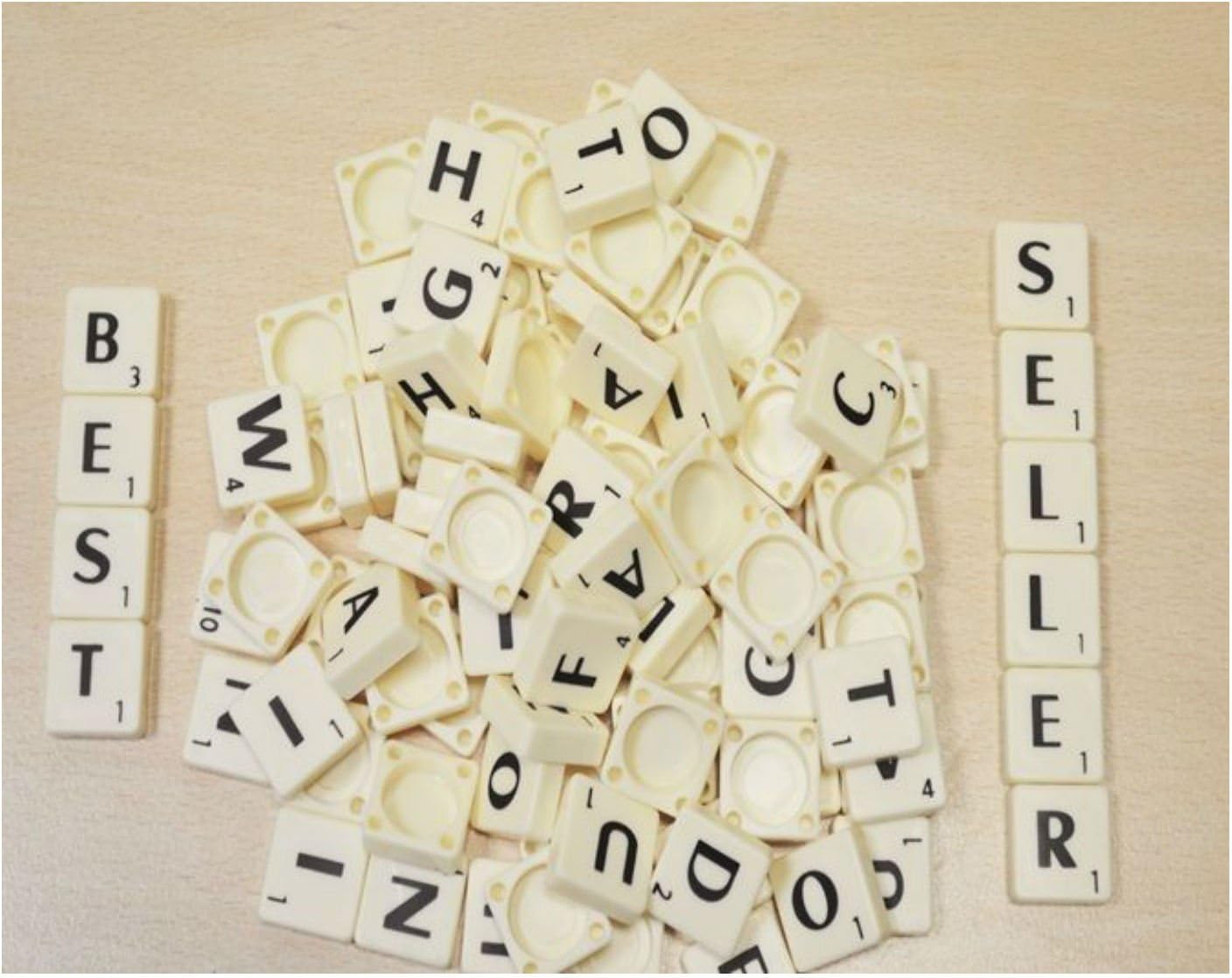 Слово в котором есть 100 букв. Настольная игра Letters. Scrabble буквы. Набор букв и цифр на золотых кубиках пластик. Игра Скрэббл на букву с, четыре буквы.