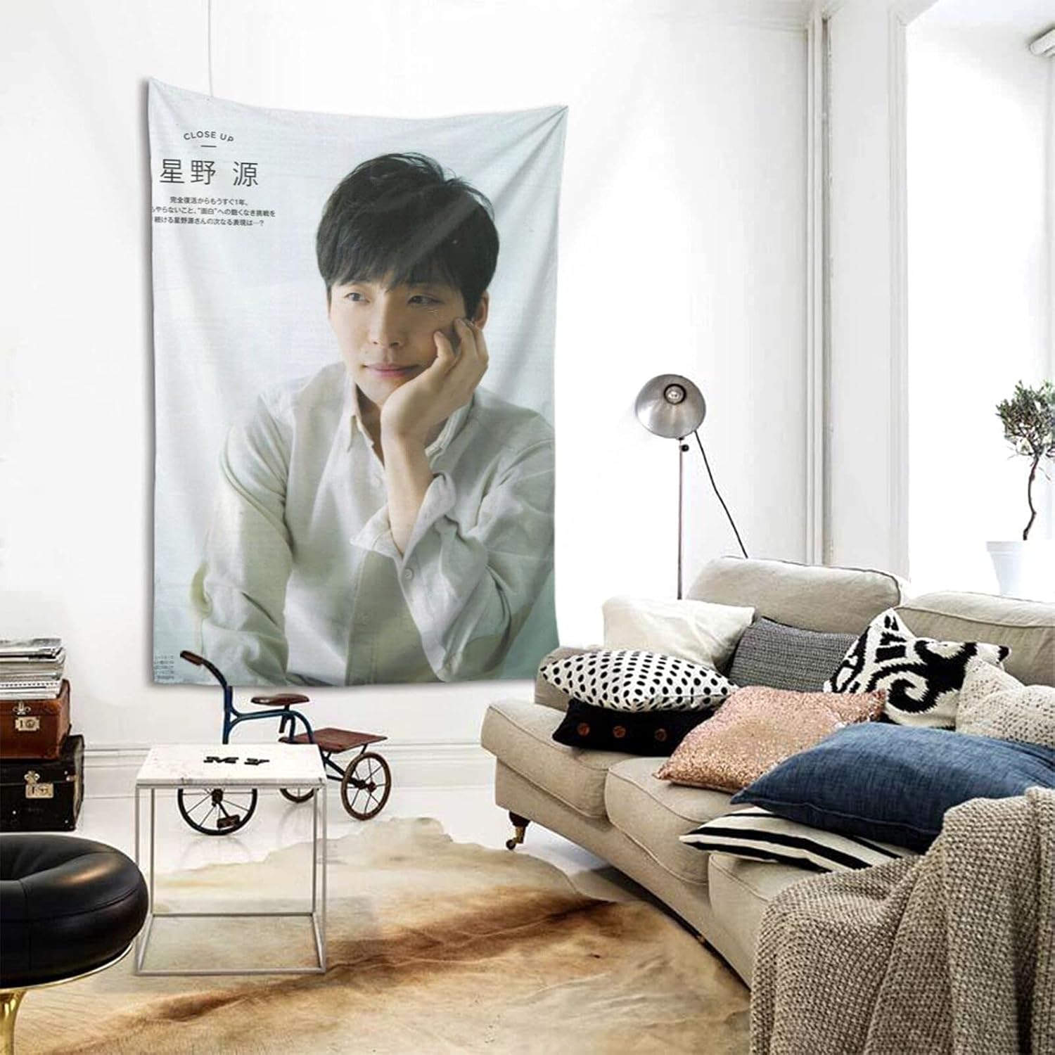 Amazon Co Jp 星野源 ほしのげん Hoshino Gen タペストリー 装飾壁掛けタペストリー 間仕切り おしゃれ インテリア 寝室 カーテン 部屋飾り 新築お祝い 結婚お祝い プレゼント 152x102cm Generic