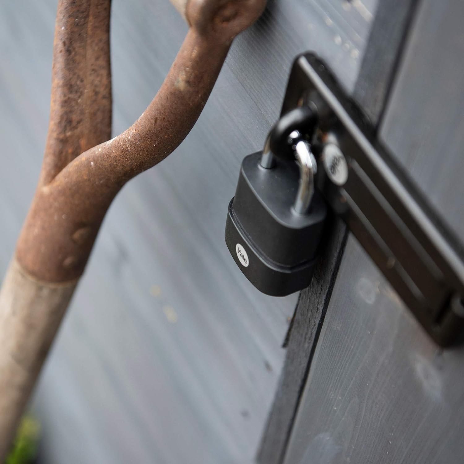 Yale Y227B/45/122/1 Weatherproof Protector Padlock (45 mm) Outdoor Hardened Steel Black Lock