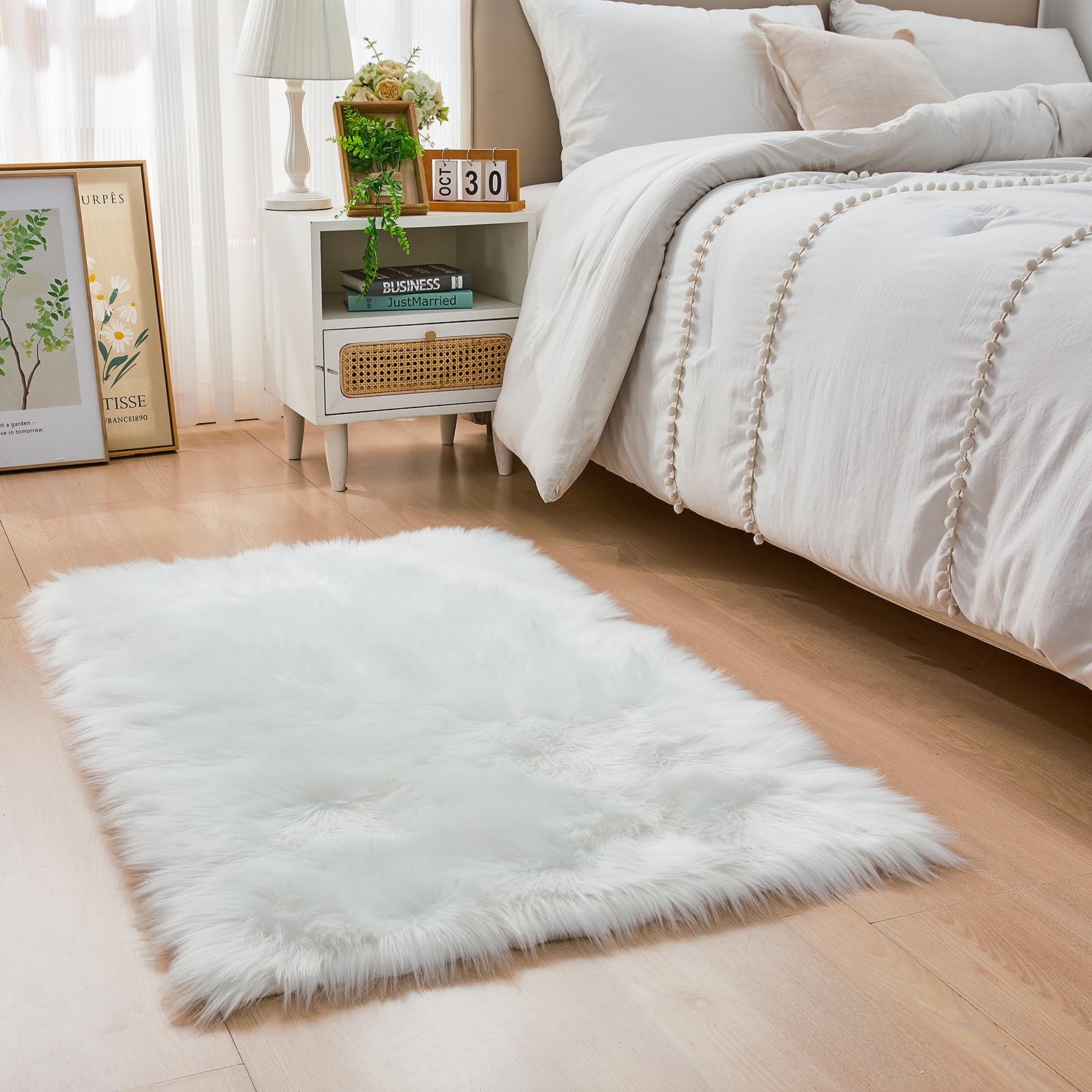 YIHAIC Faux Sheepskin Rug - Faux Fur Rug- Fluffy and Soft Faux Sheepskin Area Rug for Bedroom and Rooms Decor, Shaggy Rugs for Cozy Home Feel (White, 60 x 90cm)