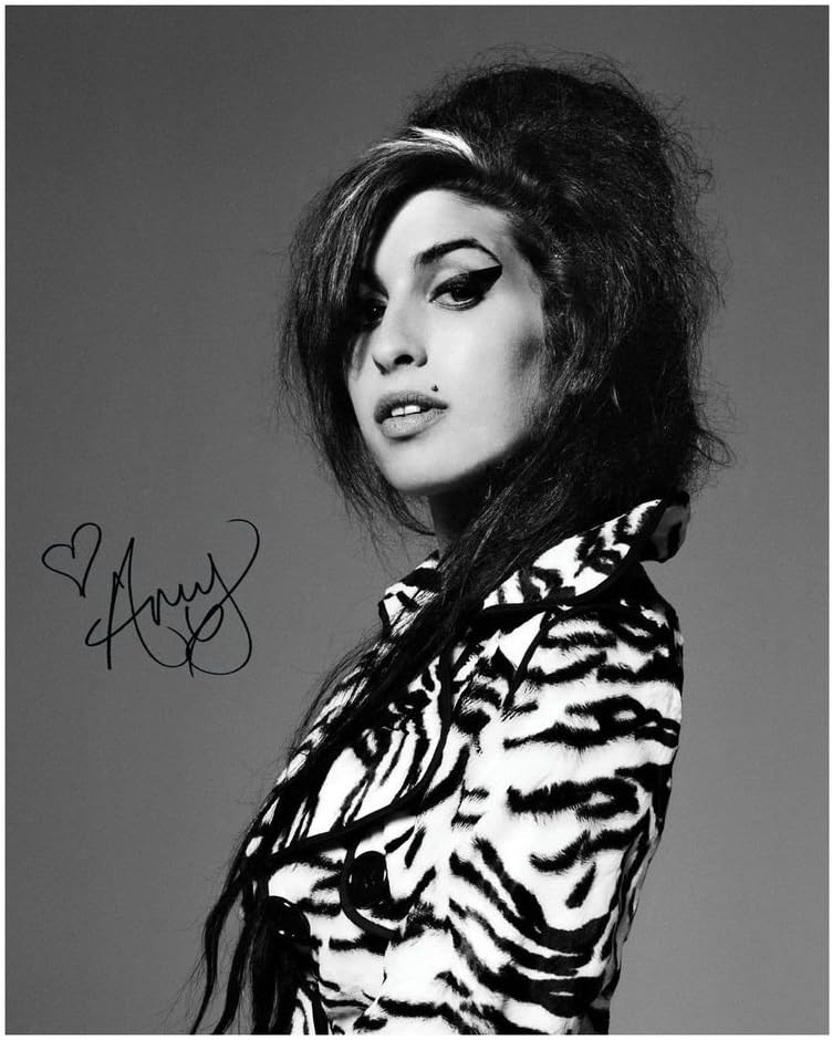 Photographs - Photo Amy Winehouse Signed Autographed 8 x 10