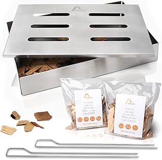 Amazy Edelstahl Räucherbox inkl. 2 Grillspieße und 2 Sorten Räucherchips (Buche & Eiche) – Die spülmaschinenfeste Smokerbox verleiht Ihrem Fisch oder Steak das traditionelle American BBQ Raucharoma