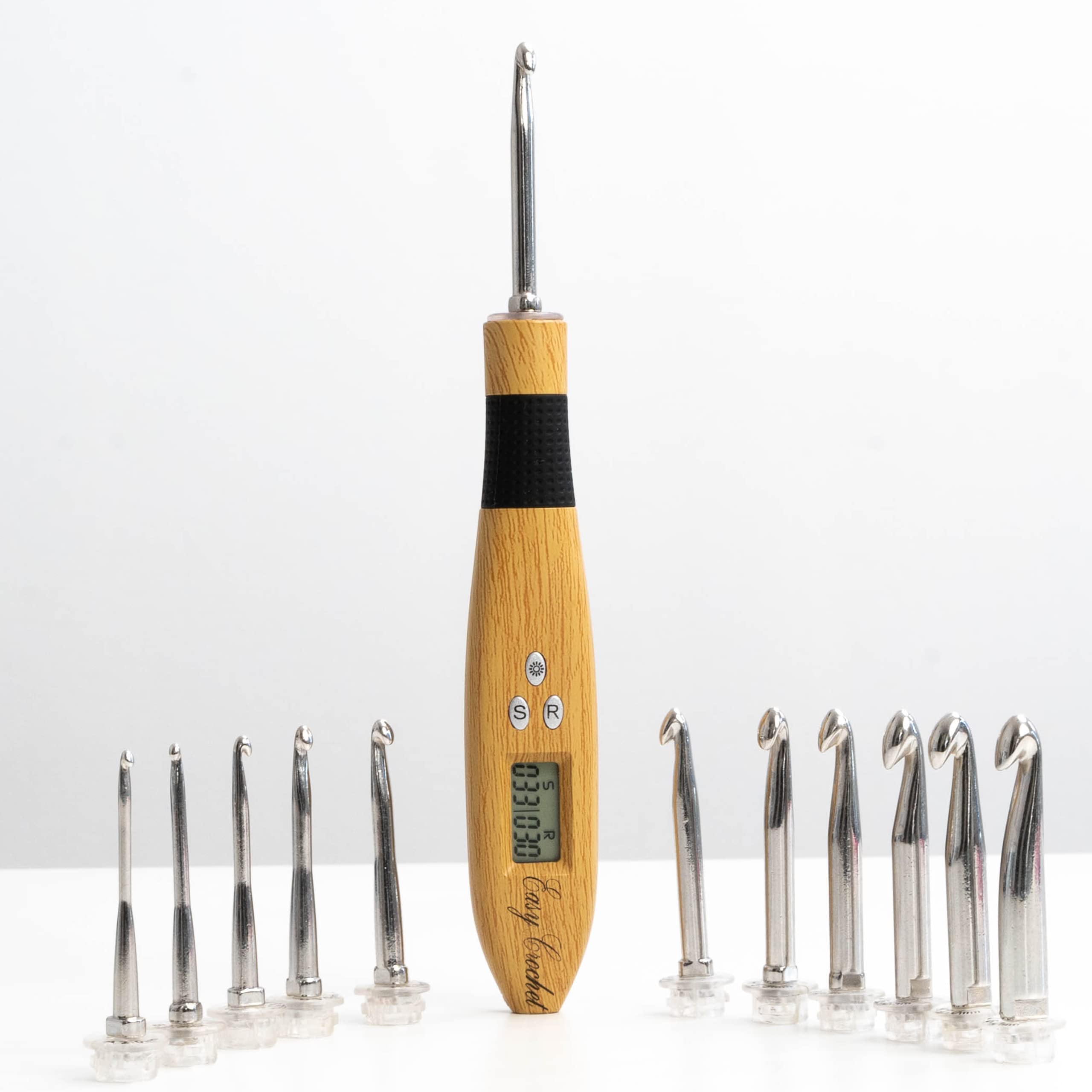 Easy Crochet 18-Piece Lighted Crochet Hook Set – Digital Row & Stitch Counter, Rechargeable LED Handle, 2-14 mm Interchangeable Aluminium & Resin Hooks, Water-Resistant Travel Case