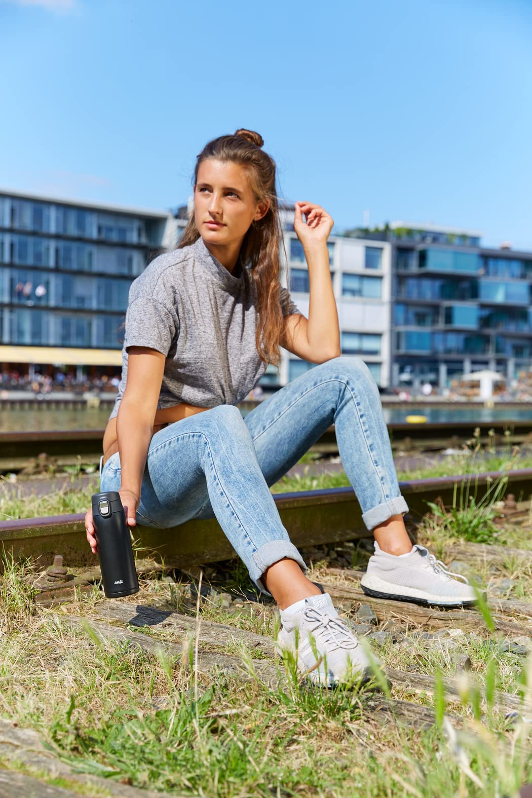 Emsa N21517 Travel Mug Light Isolierbecher | Fassungsvermögen: 0,4 L | extra-schlankes Format | Leichtgewicht | Edelstahl | Klappverschlusssystem | 100% dicht | 8h heiß/16h kalt | BPA-Frei | Schwarz 8