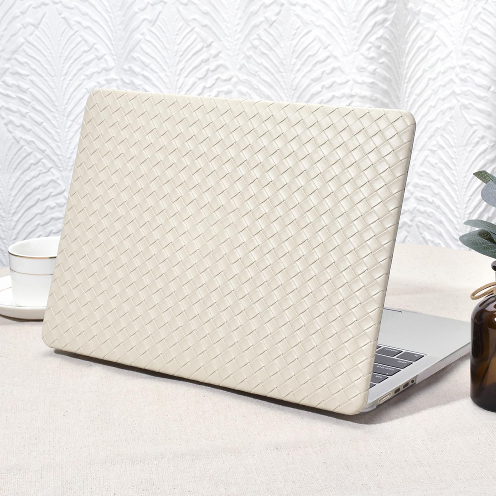 Photo 1 of Seorsok Compatible with MacBook Pro 16 inch Case 2024-2021 M4 M3 M2 M1 A3403 A3186 A2991 A2780 A2485 Touch ID,Elegant Leather Plastic Hard Case&Transparent Keyboard Cover,Beige Tartan PVC Leather