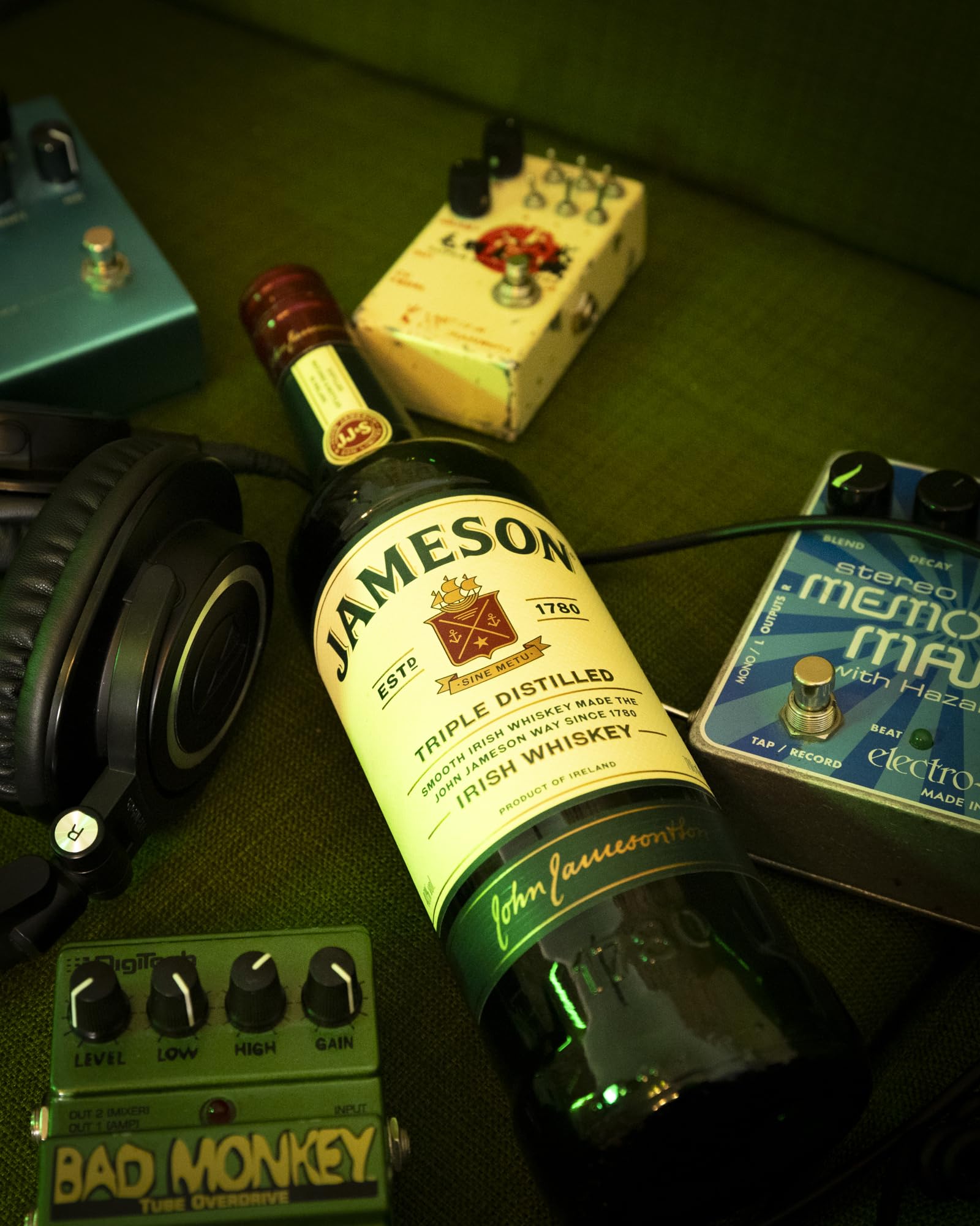 Jameson Irish Whiskey, Blended Irish Spirit aus feinen, dreifach destillierten Pot Still und Grain Whiskeys, Milder und zeitloser Genuss aus Irland, 1 x 1 l 7