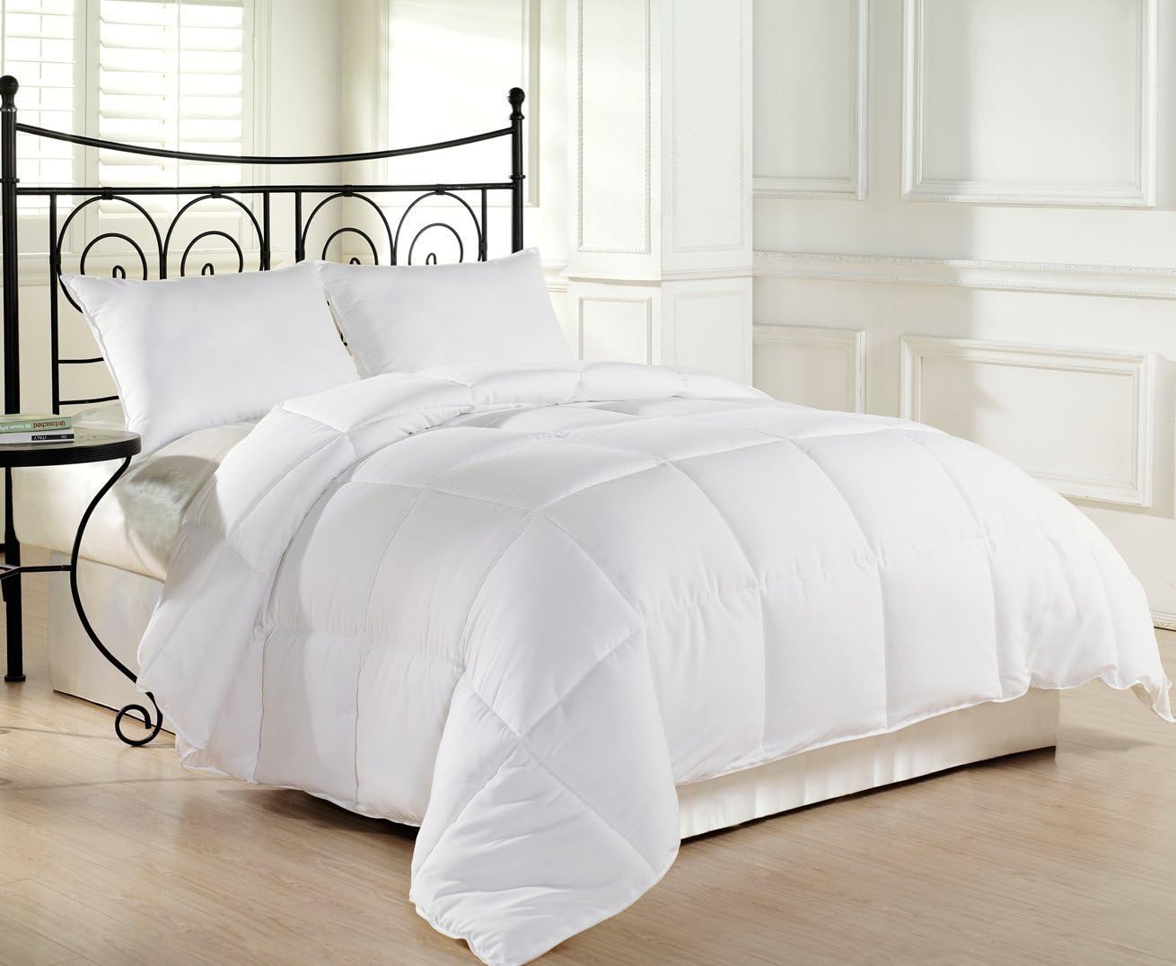 Plush and Lightweight White Alternative Down Comforter, Hypoallergenic