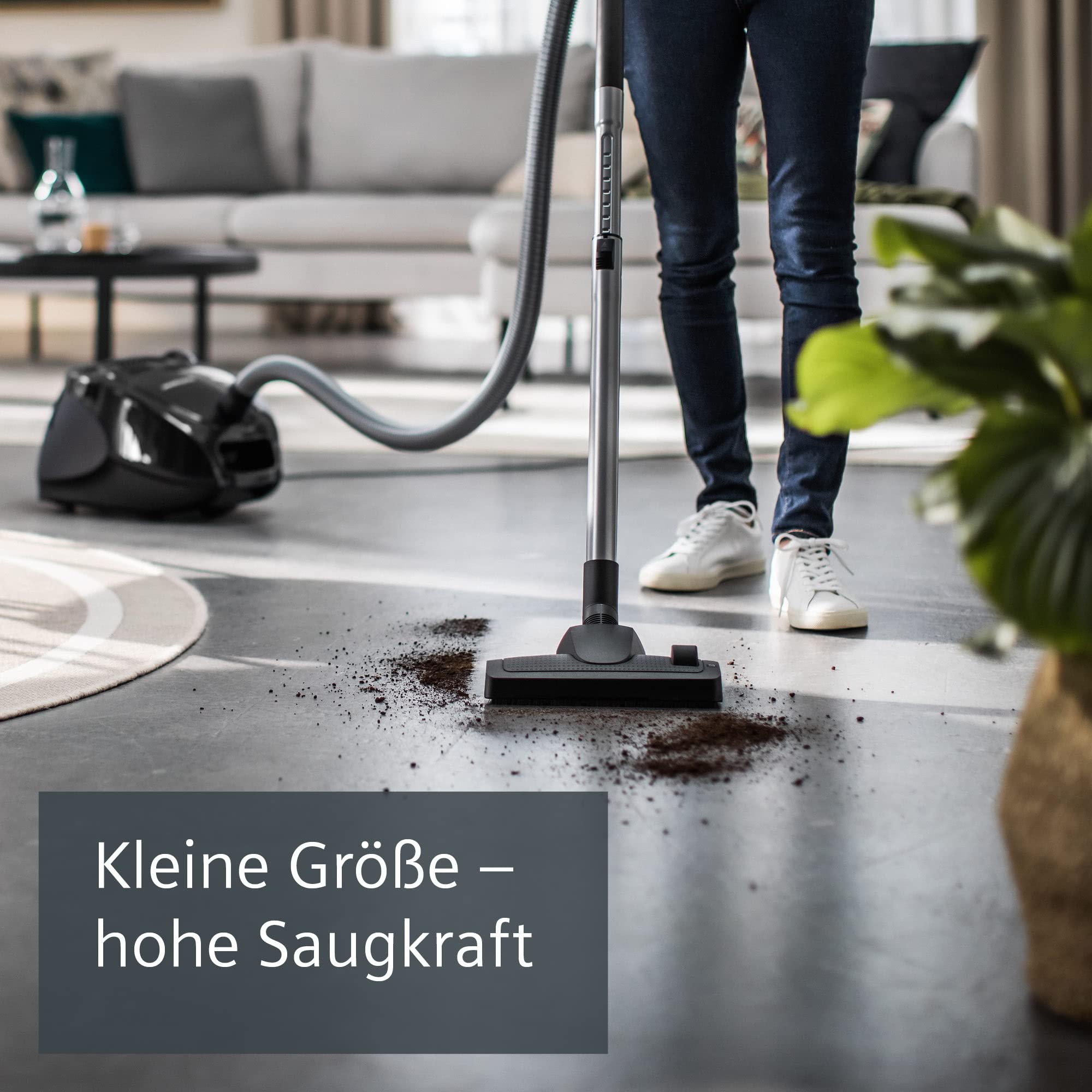 Siemens Staubsauger mit Beutel synchropower VS06B112A, Bodenstaubsauger, Hygiene-Filter, Bodendüse für Parkett, Teppich, Fliesen, starke Saugleistung, langes Kabel, Fugendüse, 700 W, schwarz 4