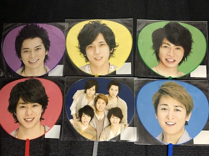 Amazon 嵐 ミニ うちわ 6種セット Beautiful World 公式 ツアー コンサート グッズ 松本潤 櫻井翔 二宮和也 相葉雅紀 大野智 集合 おもちゃ ホビー
