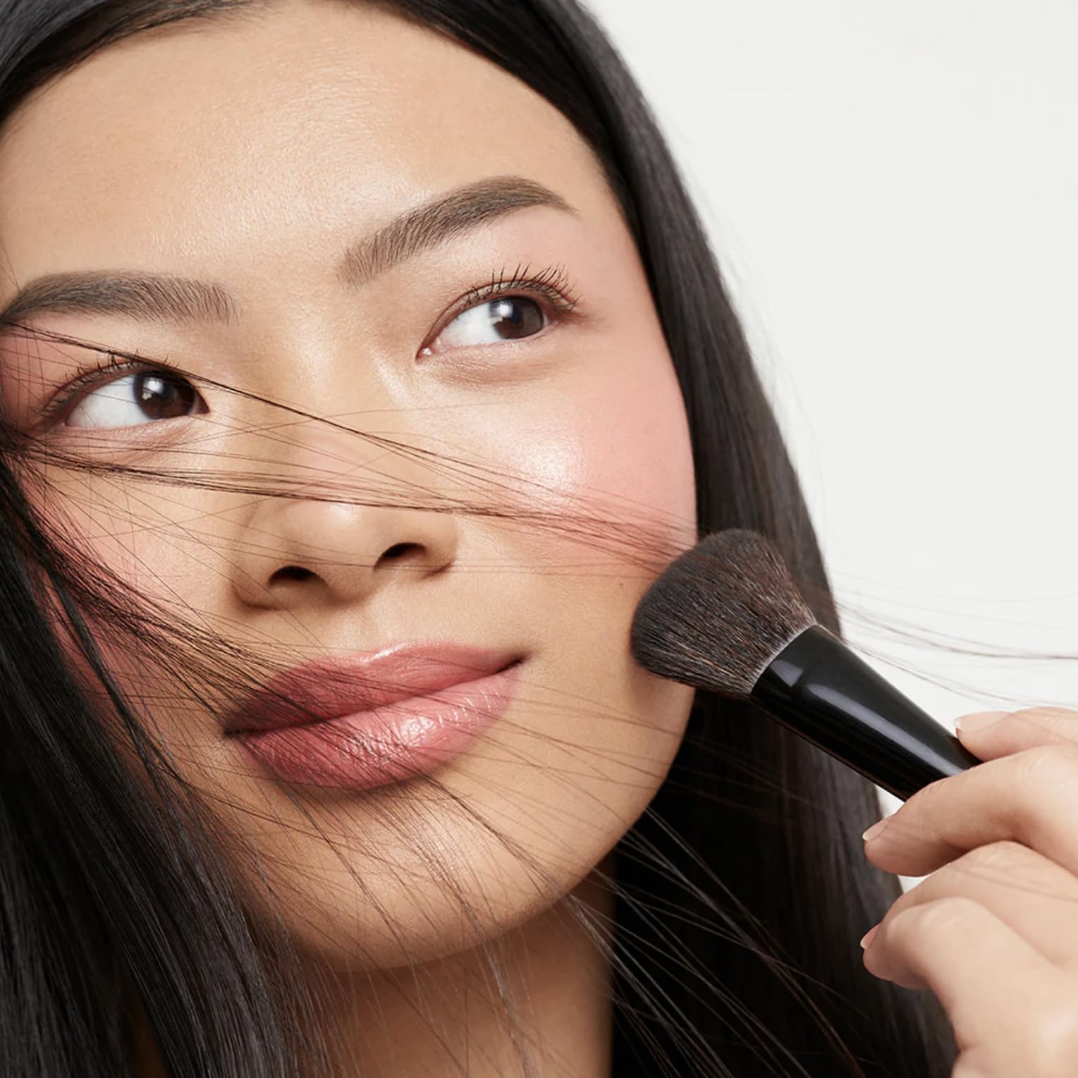 Saie The Double Brush - Dual Ended Makeup Brush For Powder and Cream Formulas - 2 Ultra-Soft Makeup Brushes in 1 for Precise + All-Over Application - Conceal, Highlight, and Sculpt - Vegan (1 Count)