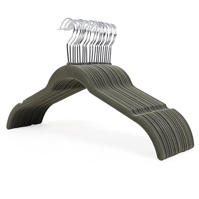 SONGMICS Kleiderbügel, Samt, 20 Stück, Anzugbügel Jackenbügel mit Rutschfeste Oberfläche, Mit Zwei Einkerbungen, 360°drehbare