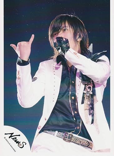 Amazon 山下智久 Newsロゴ 公式生写真 衣装白 黒 マイク持ち 右手親指小指立て アイドル 芸能人グッズ 通販