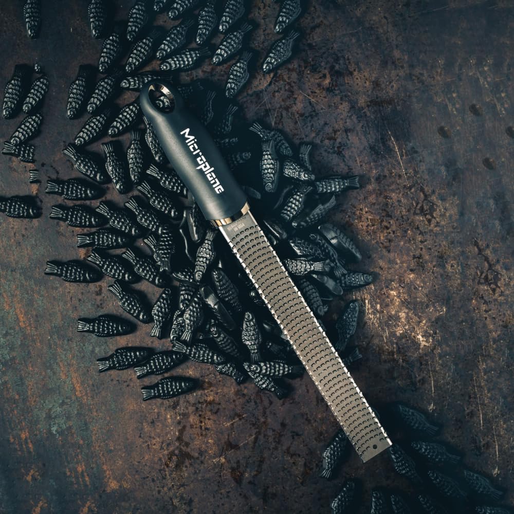 Microplane Zester Küchenreibe in Schwarz für Zitrusfrüchte, Hartkäse, Ingwer, Schokolade & Muskatnuss mit feiner Edelstahlklinge - Made in USA 4