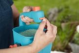 Gardena Hand-Held Spreader M for Fertiliser Seeds Salt 1-4 m 100 m² view 4