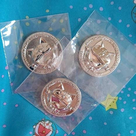 Amazon 記念コイン3枚未来デパートお誕生日ドラえもん耳つき 年 50周年 藤子 F 不二雄 お台場 9月3日 メダル バースデー バッジ ホビー