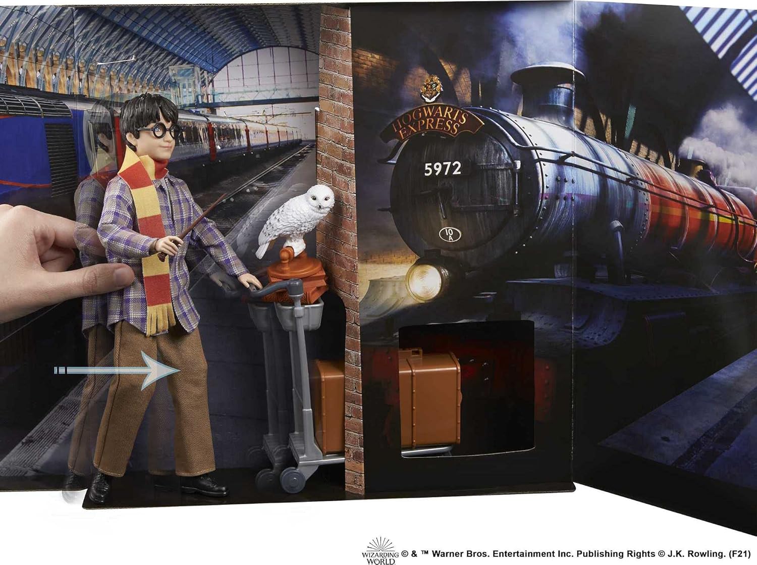 Harry Potter Collectible Platform 9 3/4 Doll (10-inch), Posable, Wearing Travel Fashion, with Hedwig, Luggage & Accessories - Image 5
