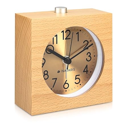 Navaris Analog Holz Wecker mit Snooze - Retro Uhr Viereck mit Ziffernblatt in Gold Alarm Licht - Leise Tischuhr ohne Ticken -