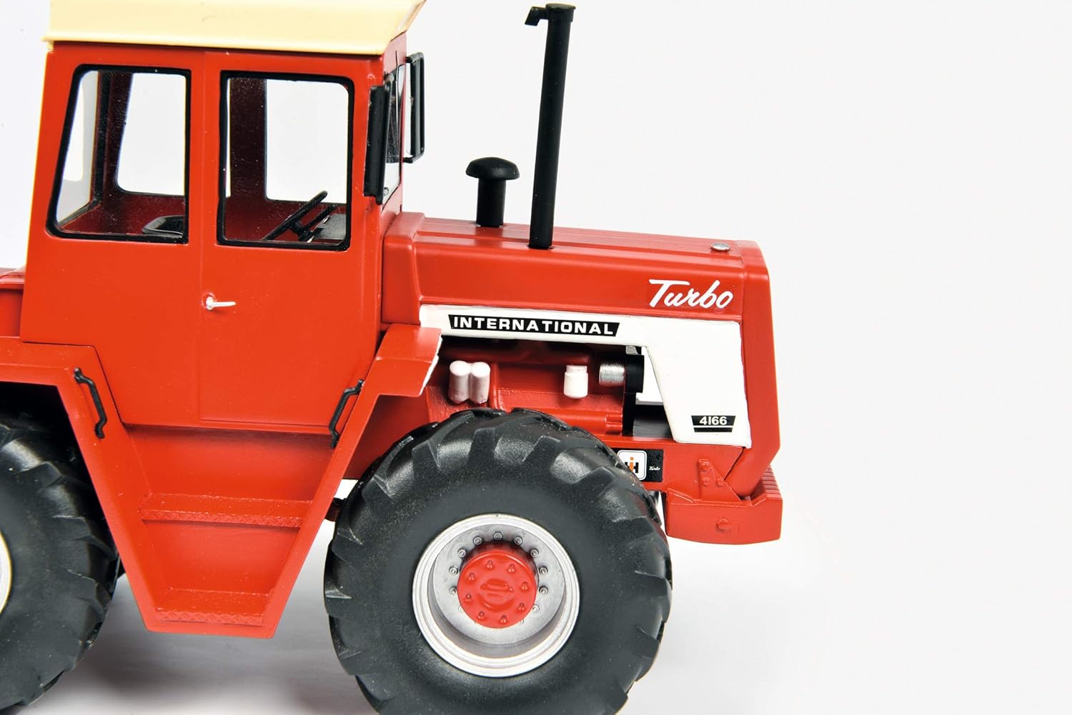 Schuco 450910900 International 4166 Tractor Model Car Scale 1:32 Limited Edition 1,500 Resin Red - Image 4