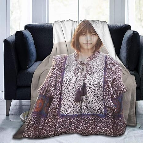 Amazon Co Jp 乃木坂46 西野七瀬 毛布 掛け毛布 もうふ シングル 人気 おしゃれ毛布 綿毛布 フランネル ブランケット プレミアムマイクロファイバー 軽い 暖かい 柔らかい 肌触りにやさしい シングル 洗える 静電気防止 とろけるような肌 あったか ふんわり なめらか