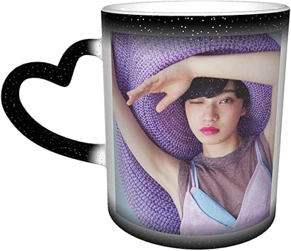 Amazon マグカップ 小松菜奈 変色カップ マジックカップ セラミック 陶器 温感変色 耐熱 耐冷 保温 耐用性 無臭 無毒 健康衛生 人気 面白い かわいい おしゃれ ギフト 家庭 オフィス カフェ ブラック レッド ブルー 330ml ホーム キッチン