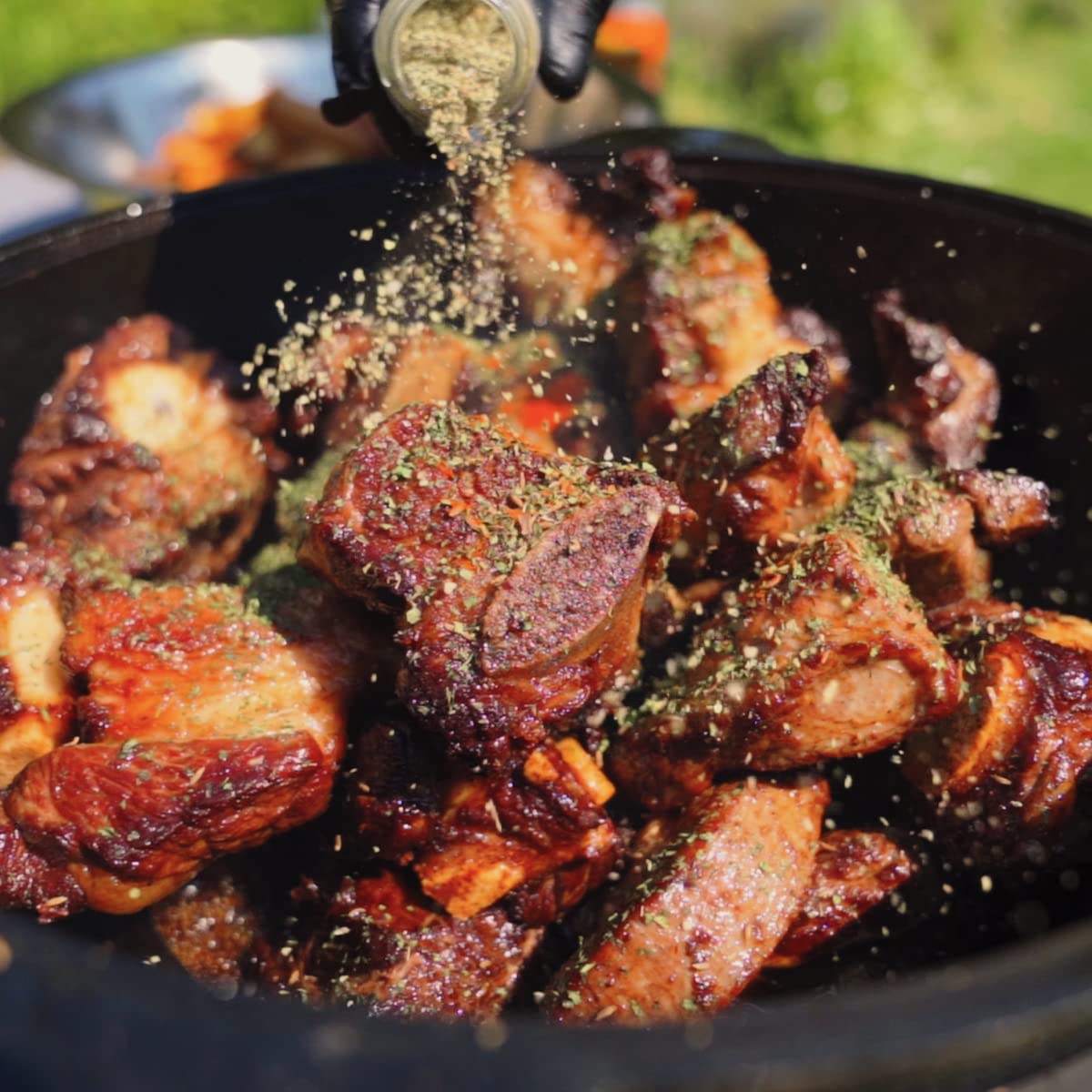 FlameFusion Kazan Topf aus Gusseisen mit Deckel, für Utschak geeignet, Outdoorküche Gulasch Kanone Kasan (10 Liter - flacher Boden) 6