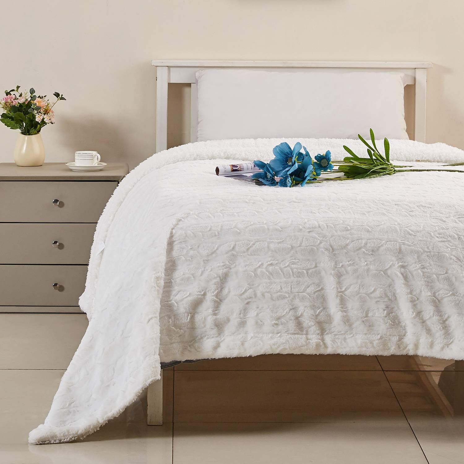 White Fuzzy Fluffy chunky blanket Newborn Photography prop