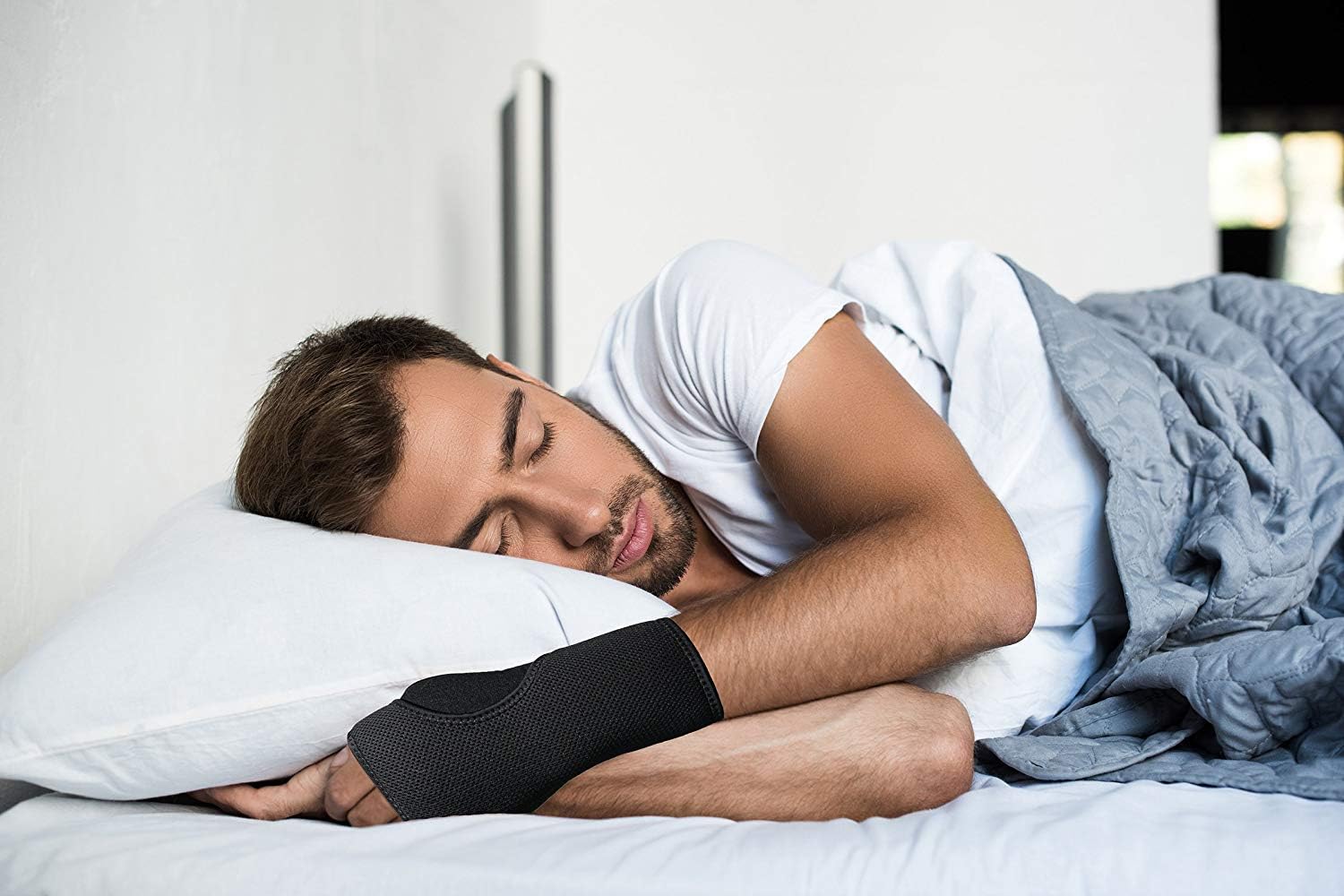 AidBrace Night Wrist Sleep Support Brace - Fits Both Hands - Cushioned to Help with Carpal Tunnel and Relieve and Treat Wrist Pain - Adjustable: Health & Personal Care
