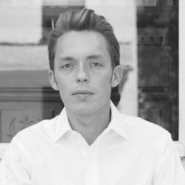 Joshua Fields Millburn & Ryan Nicodemus Joshua Fields Millburn - Alle Hörbücher bei Audible.de