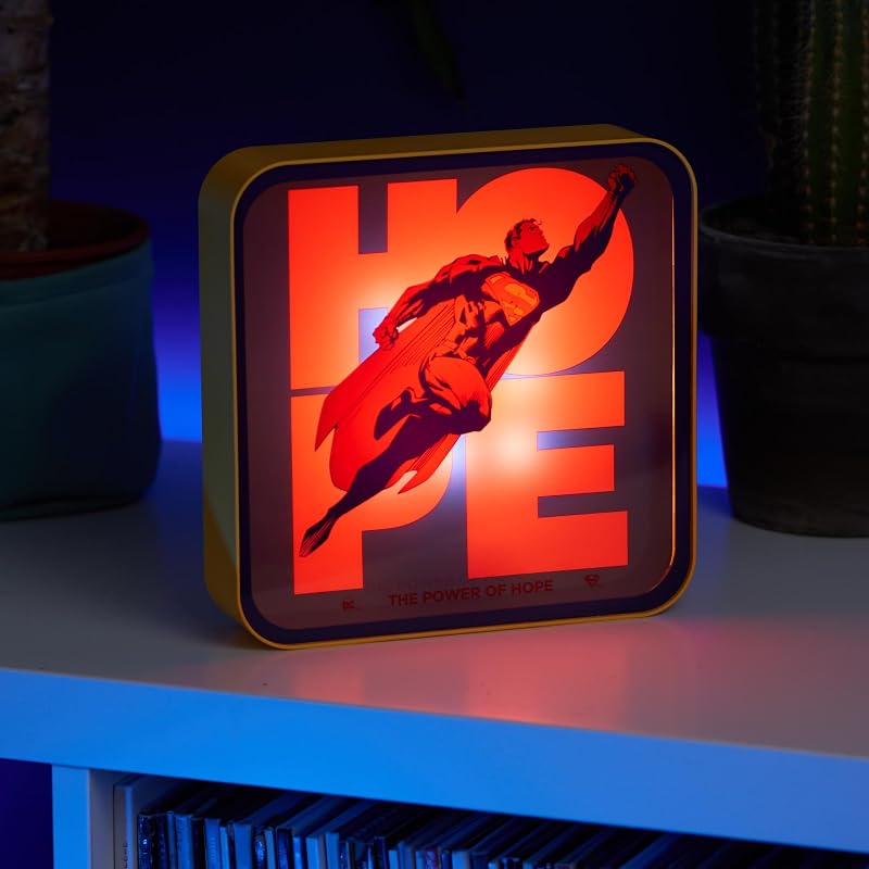 Candeeiro Oficial Superman 2025 de Secretária e Parede com logótipo acrílico – Luz Ambiente para Quarto, Escritório, Casa, Escritório – Merchandising Oficial da DC Comics