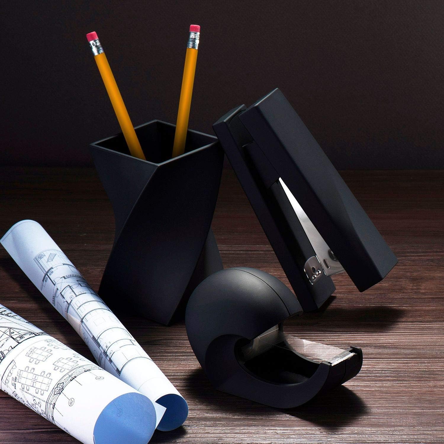дизайнер канцтовары. ручки и карандаши. школьная канцелярия. карандаши в стакане. канцелярские принадлежности.